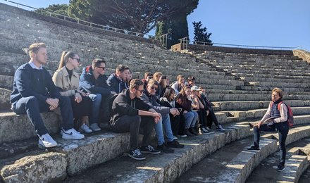 Gruppenfoto der Schülerinnen und Schüler auf den Stufen eines Amphitheaters in Rom