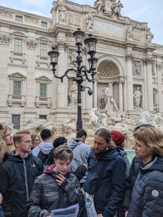 Viele Menschen stehen vor dem Trevi Brunnen