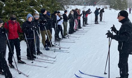 Gruppenfoto der Schülerinnen und Schüler mit Skiern