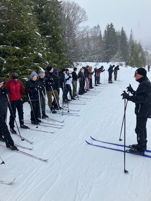 Gruppenfoto der Schülerinnen und Schüler mit Skiern