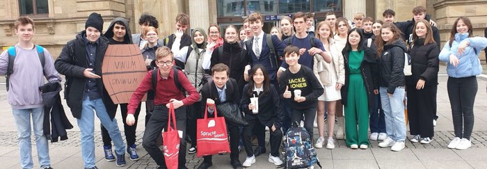 Gruppenfoto der Schülerinnen und Schüler des Fremdsprachen Wettbewerbs