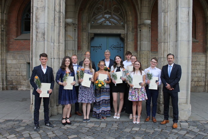 Gruppenfoto der besten Martineer mit Lehrern und Schuldirektor