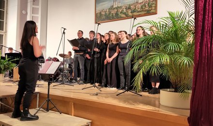 Der Chor der zwölfen Klassenstufe tritt in der Aula im Käthe-Kollwitz-Haus auf.