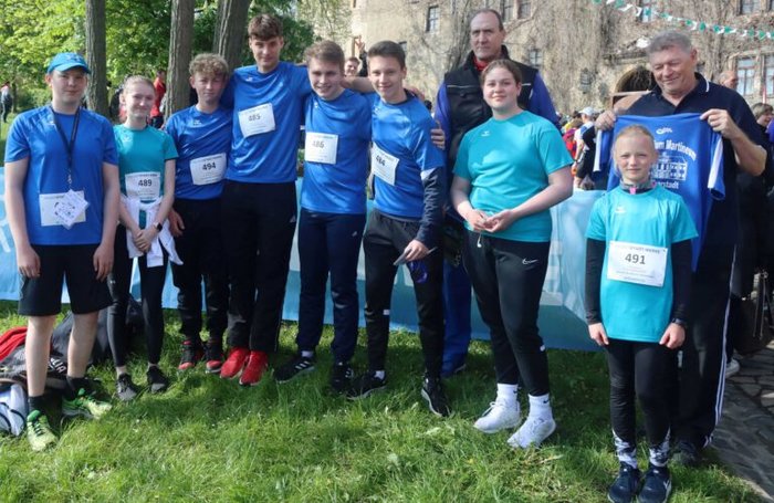 Gruppenfoto aller Teilnehmer der Schule am 20. Huy-Burgen-Lauf