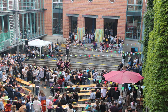 Cheerleader-Auftritt auf dem Hof. Viele Personen schauen zu