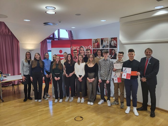 Gruppenbild der Schülerinnen und Schülern und Verantwortlichen der Harzsparkasse
