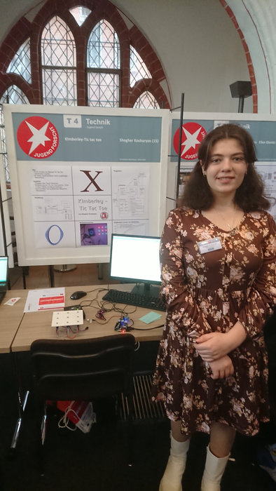 Eine Schülerin vor dem Projekt "Kimberley - Tic Tac Toe"
