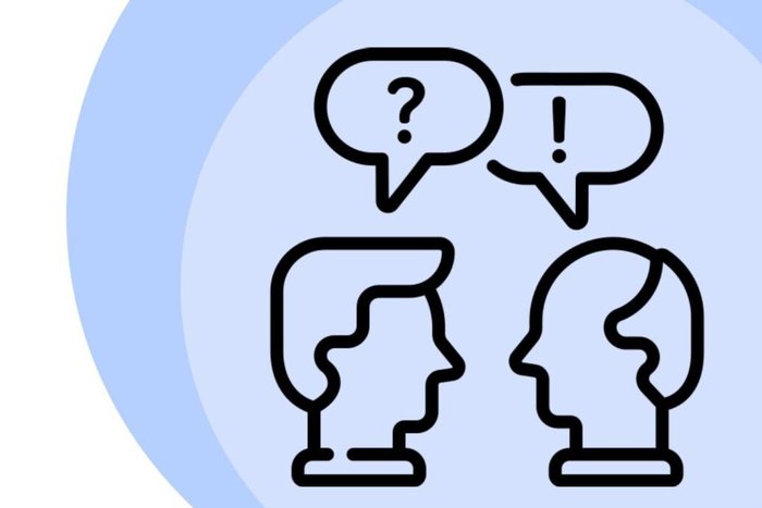 Zwei gezeichnete Kopf-Konturen mit ? und ! in Gedankenblasen