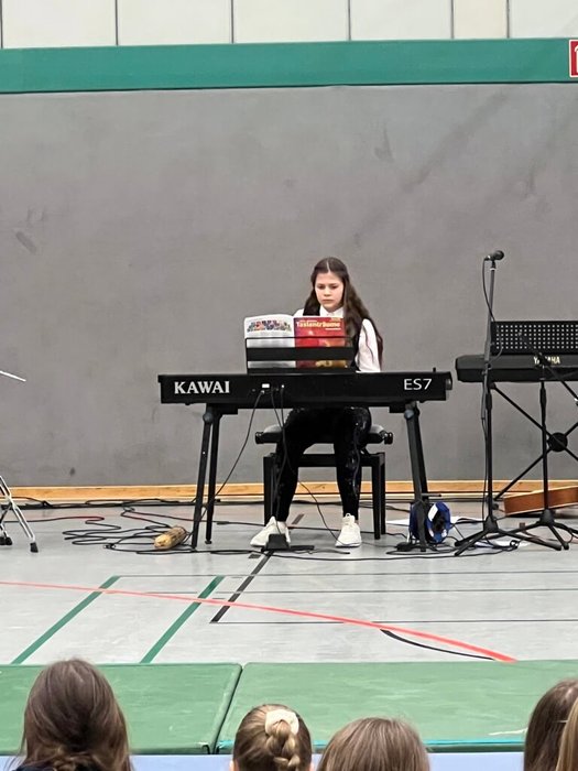 Eine Schülerin spielt Keyboard