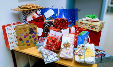 Auf einem Tisch stehen Geschenke für das Rauhe Haus und das Kinderhospiz Mitteldeutschland