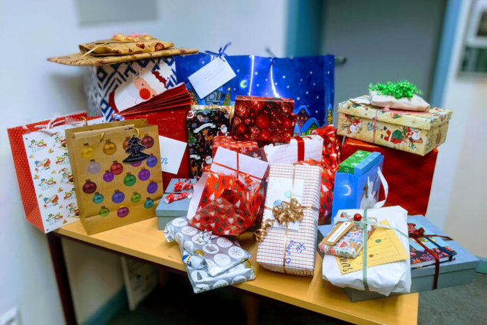 Auf einem Tisch stehen Geschenke für das Rauhe Haus und das Kinderhospiz Mitteldeutschland