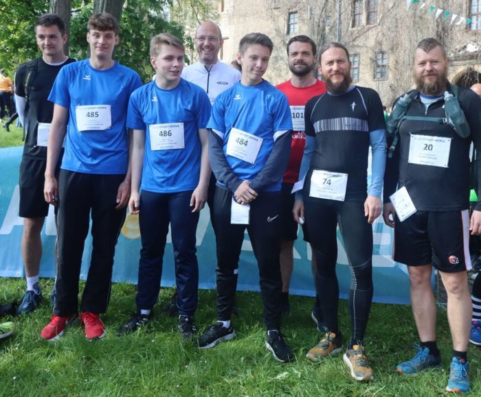 Gruppenfoto der männlichen Teilnehmer mit Startnummern