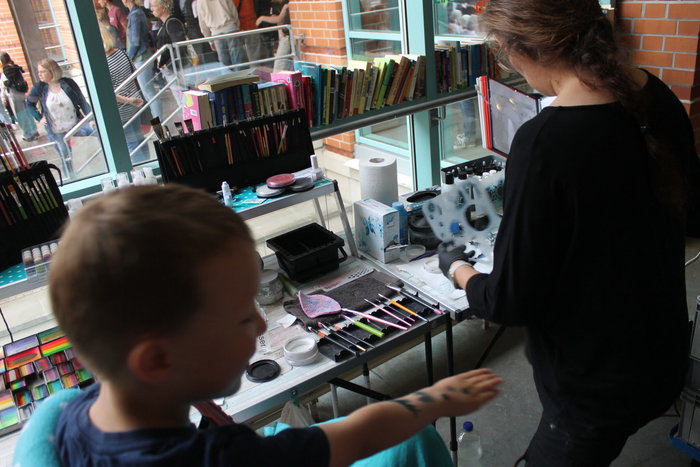 Ein Junge zeigt sein Airbrush Tattoo