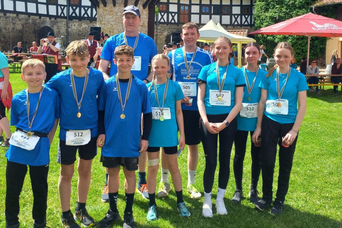 Gruppenfoto der Schüler Staffel beim 21. Huy Burgen Lauf