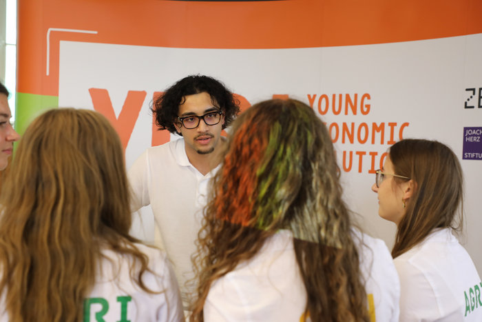 Vier Schüler unterhalten sich bei dem YES!-Wettbewerb.