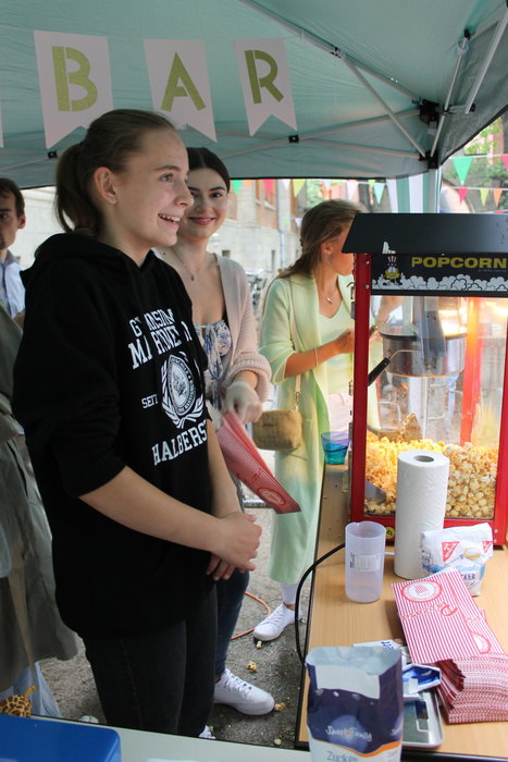 Zwei Schülerinnen stehen vor einer Popcorn-Maschine