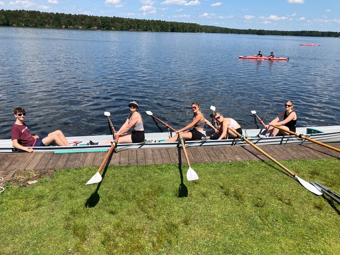 Foto eines Teams des Wasserlagers. Fünf Personen sitzen in einem Kajak