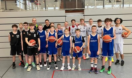 Gruppenbild der Basketballer die für die Schule bei Jugend trainiert für Olympia teilgenommen haben