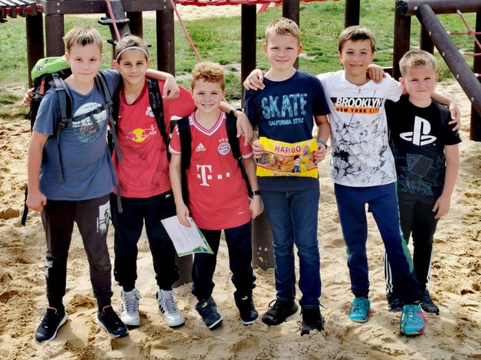Sechs Schüler auf einem Spielplatz, die die Spiegelsbergerallye machen