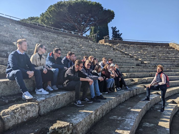 Gruppenfoto der Schülerinnen und Schüler auf den Stufen eines Amphitheaters in Rom