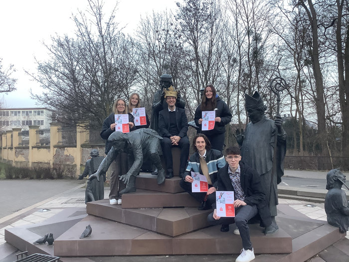 Gruppenfoto von fünf Schülerinnen und Schülern mit Urkunden