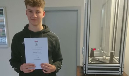 Schüler Johannes Schmidt mit der Urkunde des 3.Platzes der Physikolympiade 2023