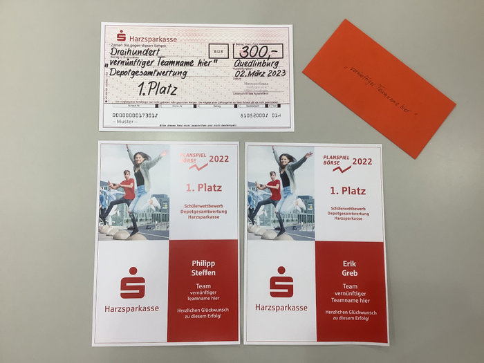 Zwei Urkunden mit dem 1. Platz und ein Check über 300 Euro