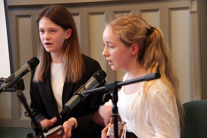 Zwei Schülerinnen singen