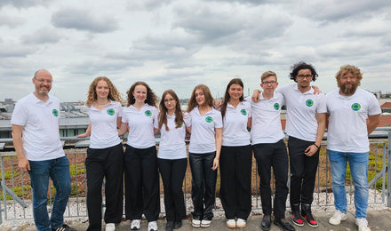 Gruppenfoto des gesamten Schulteams (bestehend aus 8 Schülern) beim YES!-Wettbewerb. 