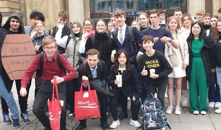 Gruppenfoto der Schülerinnen und Schüler des Fremdsprachen Wettbewerbs